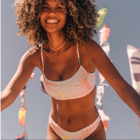 MAAJI Set - Embroidered Scape Bikini Top and Splendour Cheeky Bottom - L/M - Picture 1 of 16